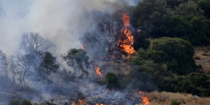 Φωτιά τώρα στον Μαραθώνα κοντά στο ελικοδρόμιο